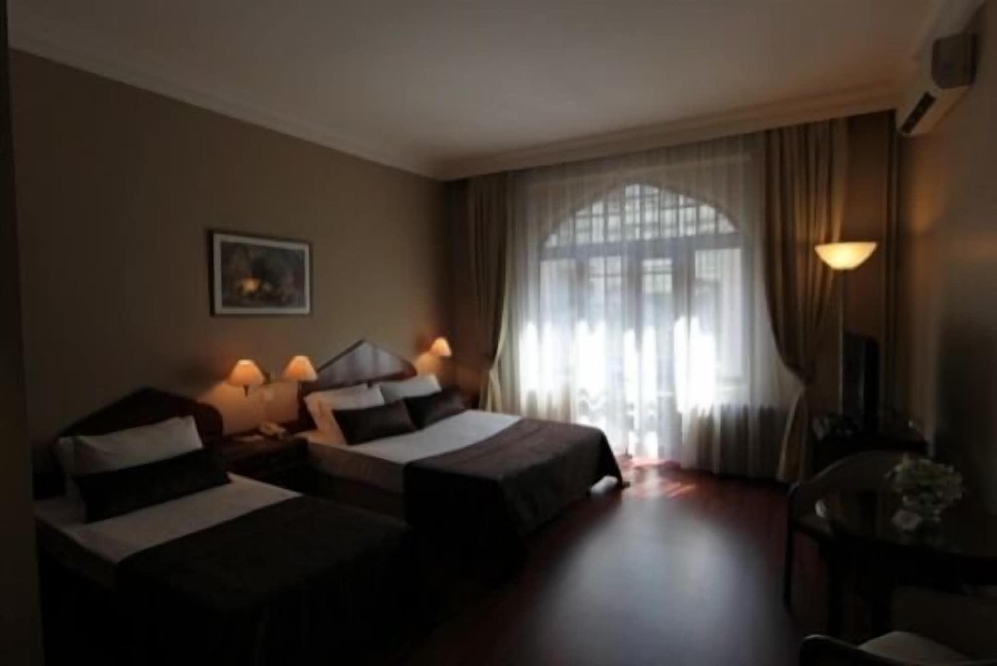 Vardar Palace Hotel - Special Category Istanboel Buitenkant foto