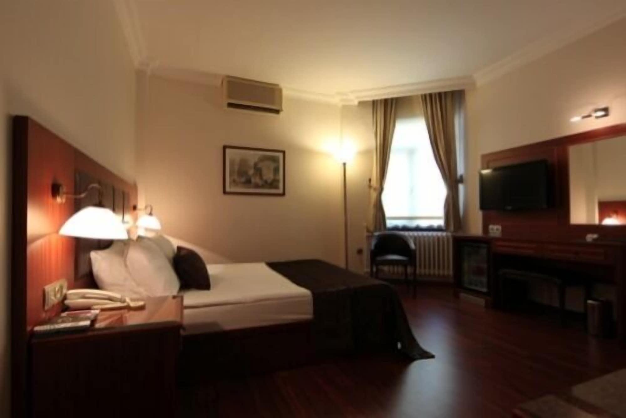 Vardar Palace Hotel - Special Category Istanboel Buitenkant foto