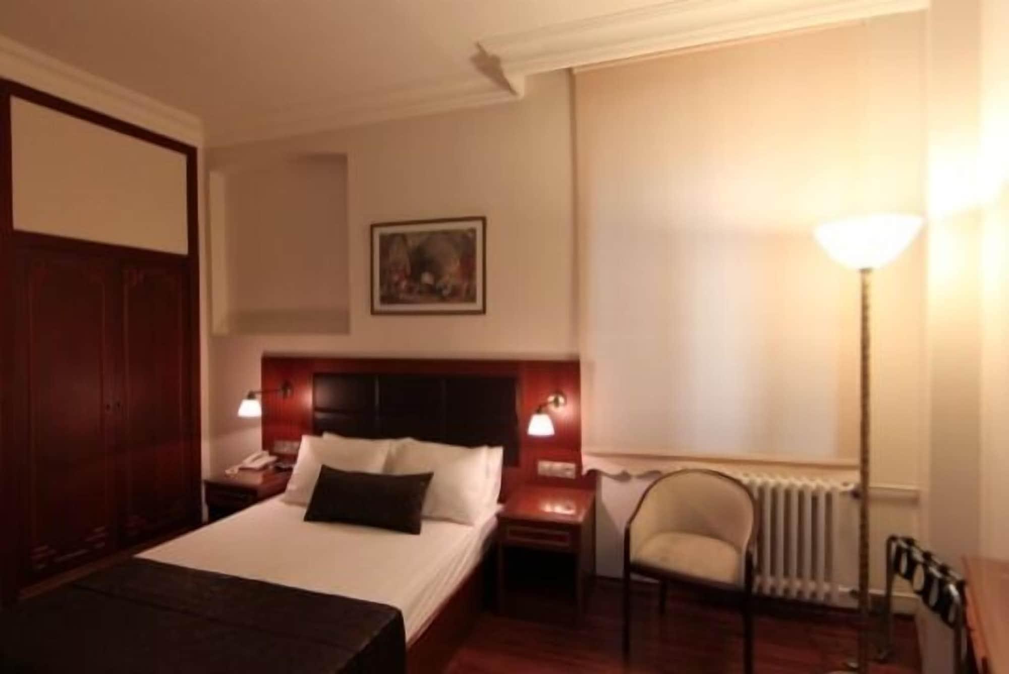 Vardar Palace Hotel - Special Category Istanboel Buitenkant foto