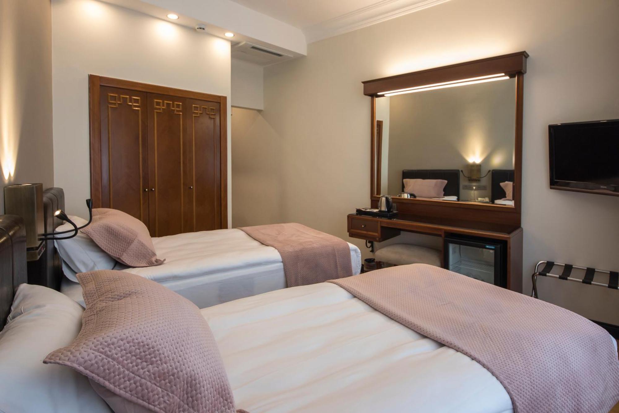 Vardar Palace Hotel - Special Category Istanboel Buitenkant foto
